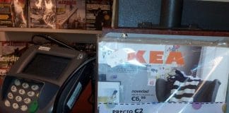 Una curiosa forma de distribución publicitaria de Ikea: Compra mi catalogo en 2€ y te los devuelvo cuando vengas a comprar. ¡Curioso!