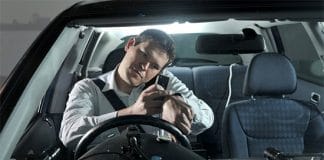 Los relojes móviles son más peligrosos al volante que hablar al móvil sin manos libres.